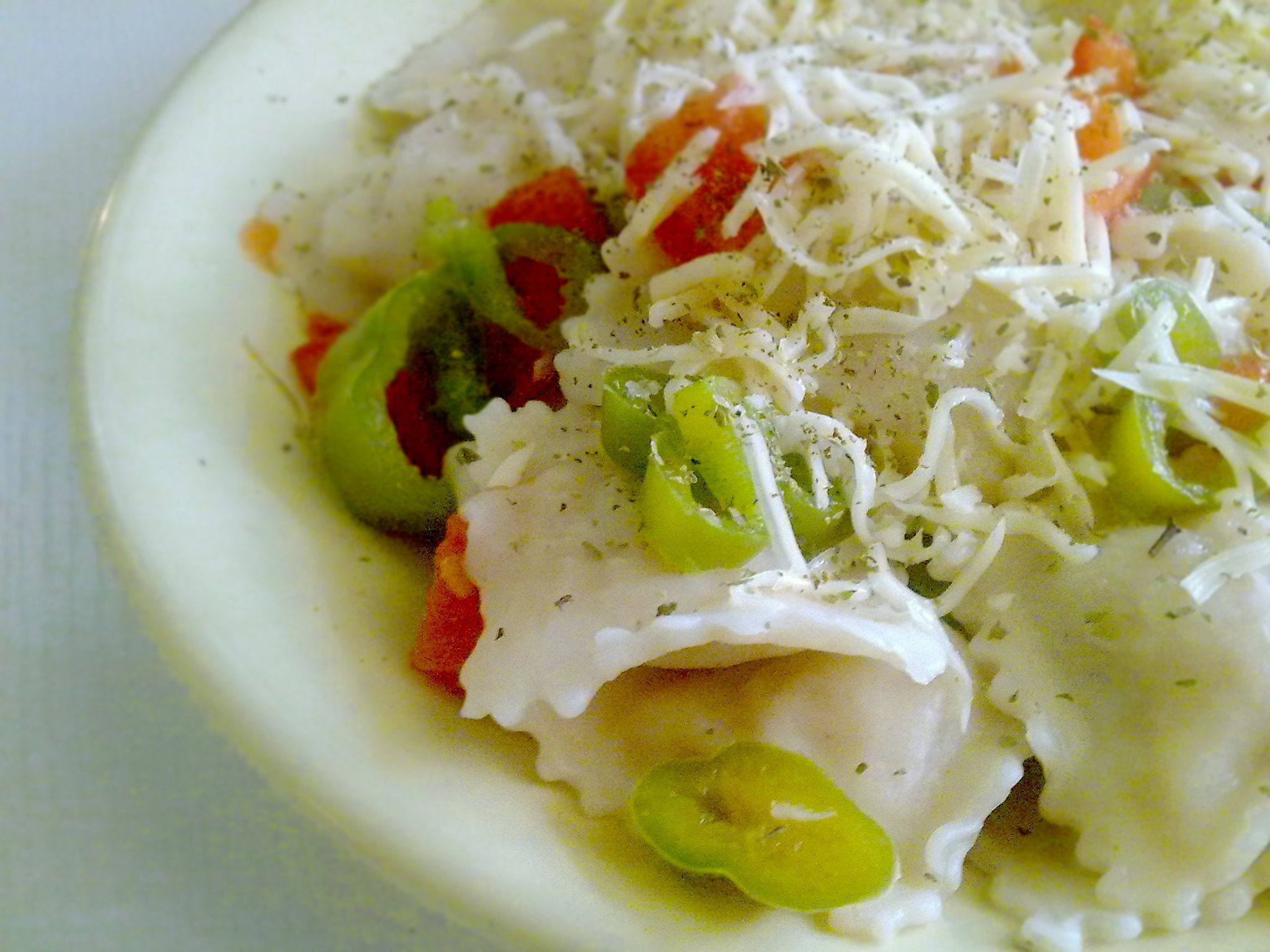 Cheese ravioli with raw tomato and green pepper / Raviolis de queso con tomate y pimientos. - LeFrancophile Pâtes