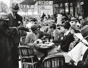 kertesz_cafe_du_dome - LeFrancophile 1925 patrons of a street café